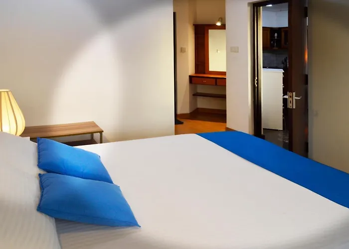 Great Location Living, Modern 2-Bed Apartment With Pool & Gym Access, All Amenities