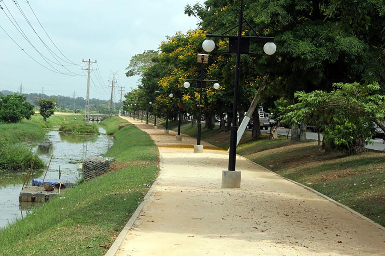 Great Location Living, Modern 2-bed With Pool & Gym Access, Amenities Sri Jayewardenepura Kotte