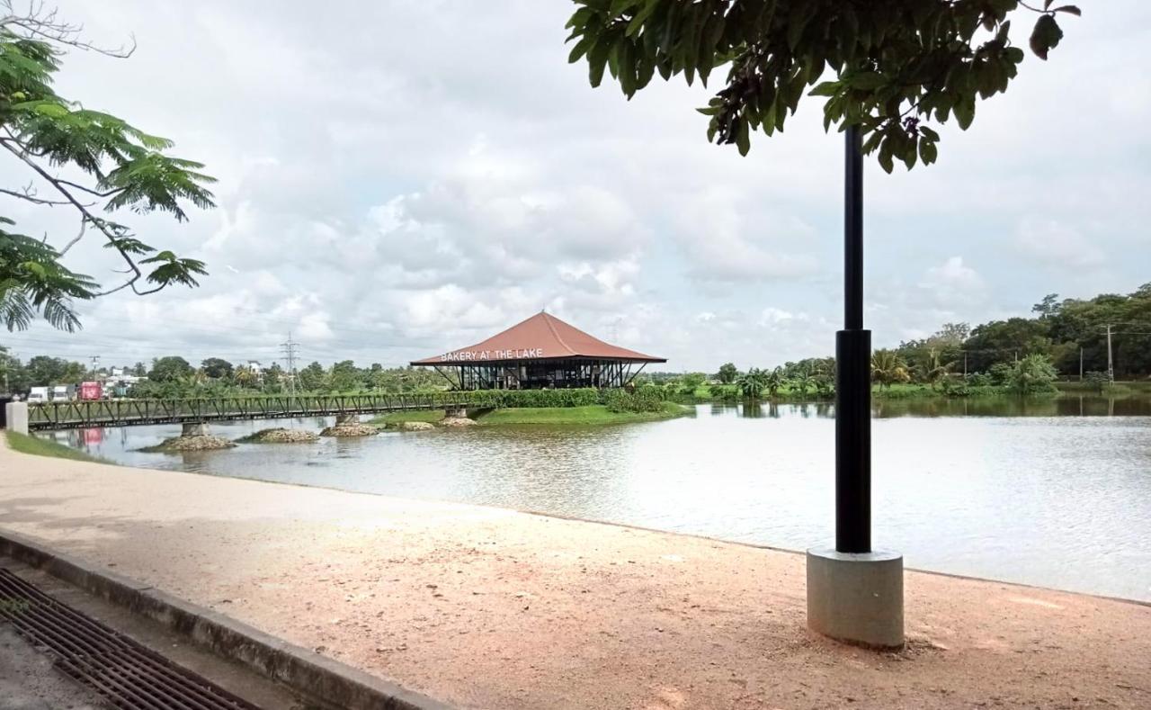 Apartment Great Location Living, Modern 2-bed With Pool & Gym Access, Amenities Sri Jayewardenepura Kotte