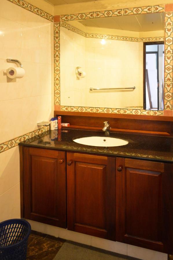 Apartment Great Location Living, Modern 2-bed With Pool & Gym Access, Amenities